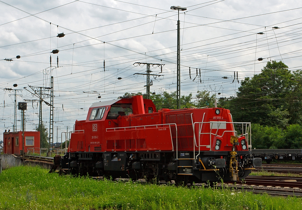 Aus dem DB Museum in Koblenz heraus konnte ich am 18.07.2012 meine erste Voith Gravita 10 BB aufnehmen. Die 261 058-2 der DB Schenker Rail abgestellt neben dem DB Museum, KO-L�tzel. Die Lok wurde 2011 unter Fabriknummer  L04-10109  von Voith gebaut und am 18.11.2011 ausgeliefert. An das Aussehen mu� man sich erst gew�hnen, mir pers�nlich gefallen doch die V60, V90 und V100 immer noch besser.