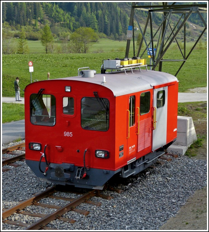 Aus dem MGB Regio gelang mir am 24.05.2012 in Oberwald die Aufnahme des DFB Tmh 2/2 985. Dieser Dieseltraktor wurde 1965 von Robert Aebi gebaut und von der SBB Br�nigbahn in Betrieb genommen. 2004 kam er zur DFB, wo er von der Dieselcrew instand gesetzt wurde. Seit dem 30.06.2007 ist er bei der DFB in Betrieb. Technische Daten: Achsfolge: B, Dienstgewicht: 12 t, L�nge �ber Puffer: 6070 mm, Bremsen: Staudruck-,Vakuum-, Druckluft-, vakuumgesteuerte Druckluft- und Federspeicher, H�chstgeschwindigkeit Adh�sion: 40 km/h, Motor: Dieselmotor Saurer, Leistung: 120 kw. (Hans)
