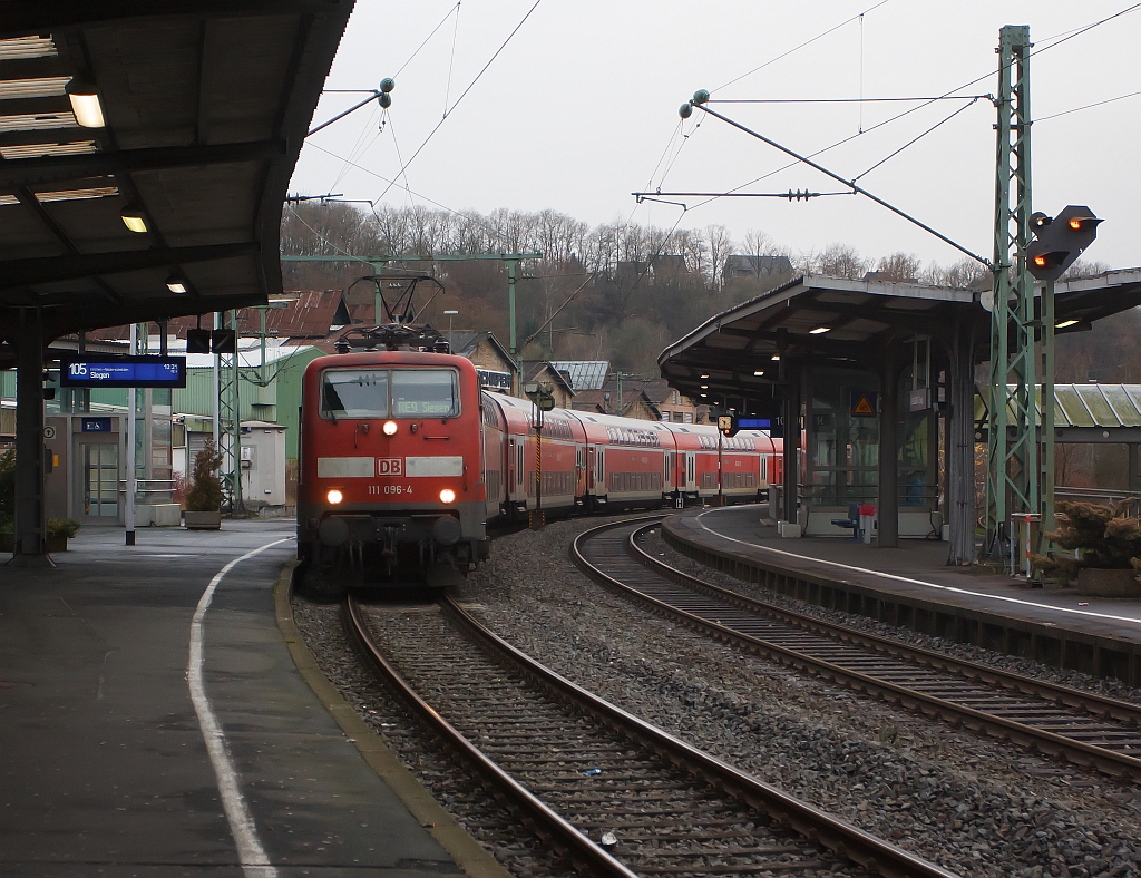 Bahnhof Betzdorf/Sieg, Gleis 105, am 28.12.2011: Einfahrt des RE 9 (Rhein-Sieg-Express) Aachen-K�ln-Siegen, gezogen von der 111 096-4.