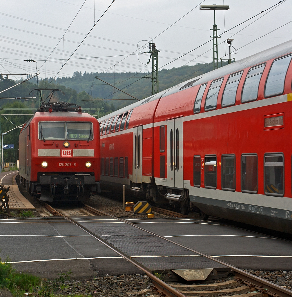 Begegungsverkehr des Rhein-Sieg-Expresses in Scheuerfeld/Sieg am 22.08.2011. Die 120 207-6 mit RE 9 f�hrt Richtung Betzdorf/Sieg und 111 079-0 mit RE 9 f�hrt Richtung K�ln.