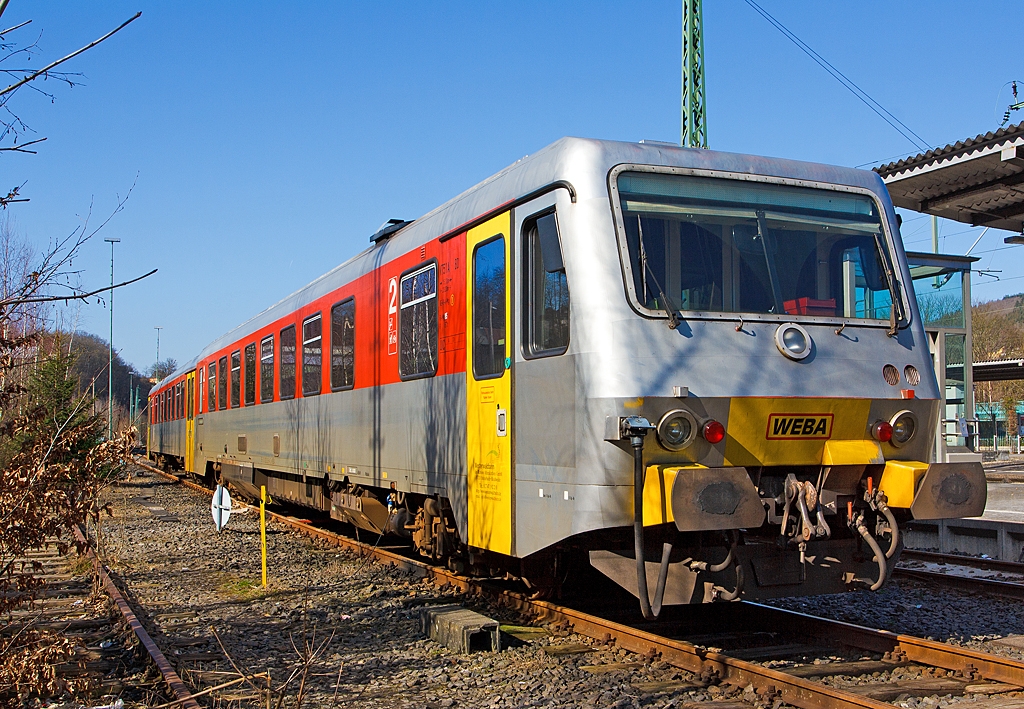 Bei dem tollen Licht muss ich ihn einfach nochmal ablichten: 
Der Dieseltriebwagen VT/VS 51 (BR 628.4)  Daadetalbahn  der Westerwaldbahn (WEBA) abgestellt am 02.03.2013 im Bahnhof Betzdorf/Sieg. 

Der Trieb-/Steuerwagen wurden 1994 bei D�WAG unter den Fabrik-Nr. 91341/91342 gebaut.

Technische Daten:
Achsformel: 2'B' + 2'2' 
Leistung:  485 kW 
H�chstgeschwindigkeit: 120 km/h
Eigengewicht: 64t

