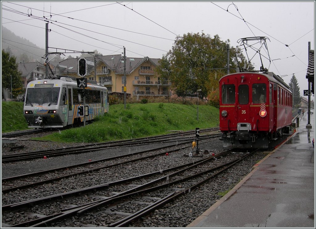 Bei gef�hlten minus 30� erreicht der Bhe 2/4 von Les Pleiades Blonay, w�hrend der RhB ABe 4/4 N� 35 vergeblich auf Reisende nach Ponteresian (bzw. Chamby) wartet.
27. Okt. 2012