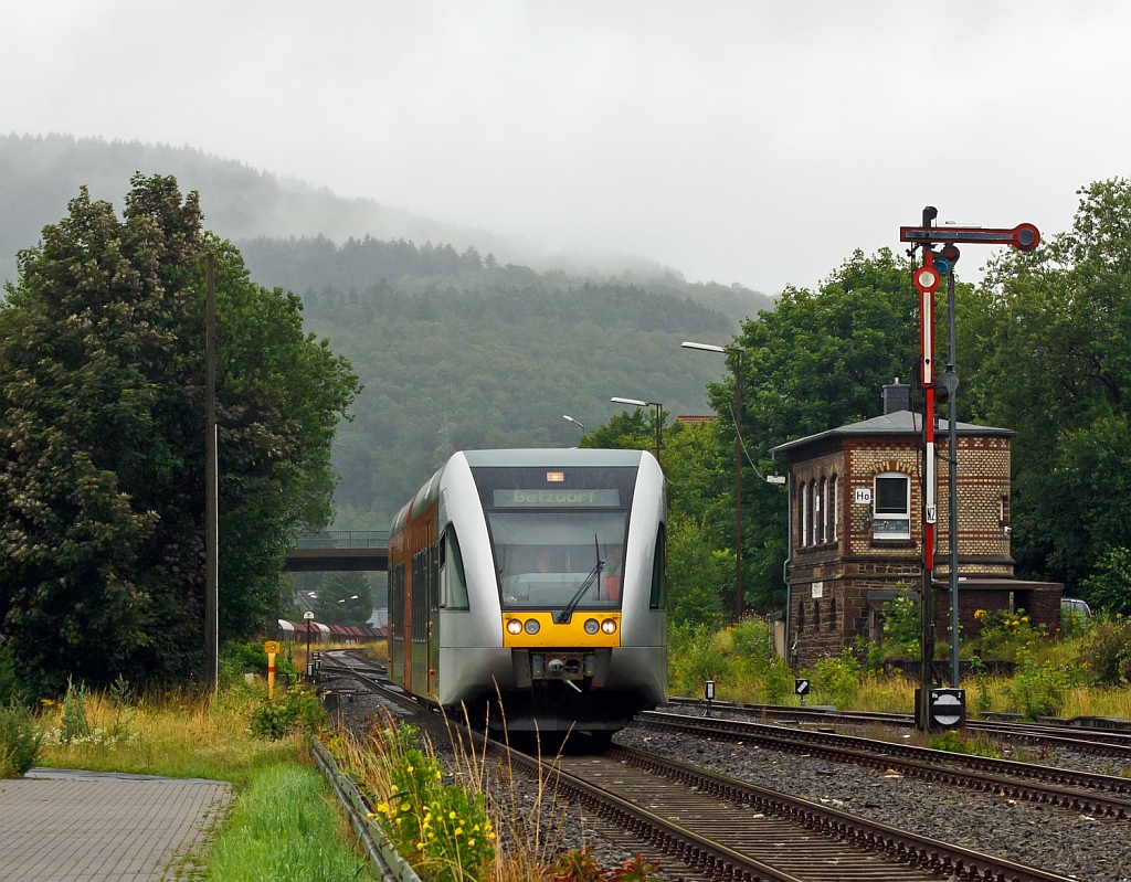 Bei leichtem Nieselregen - Ein Stadler GTW 2/6 der Hellertalbahn am 17.07.2012 kurz vor der Einfahrt in den Bahnhof Herdorf. Einen freundlichen Gru� an den freundlichen Tf zur�ck.