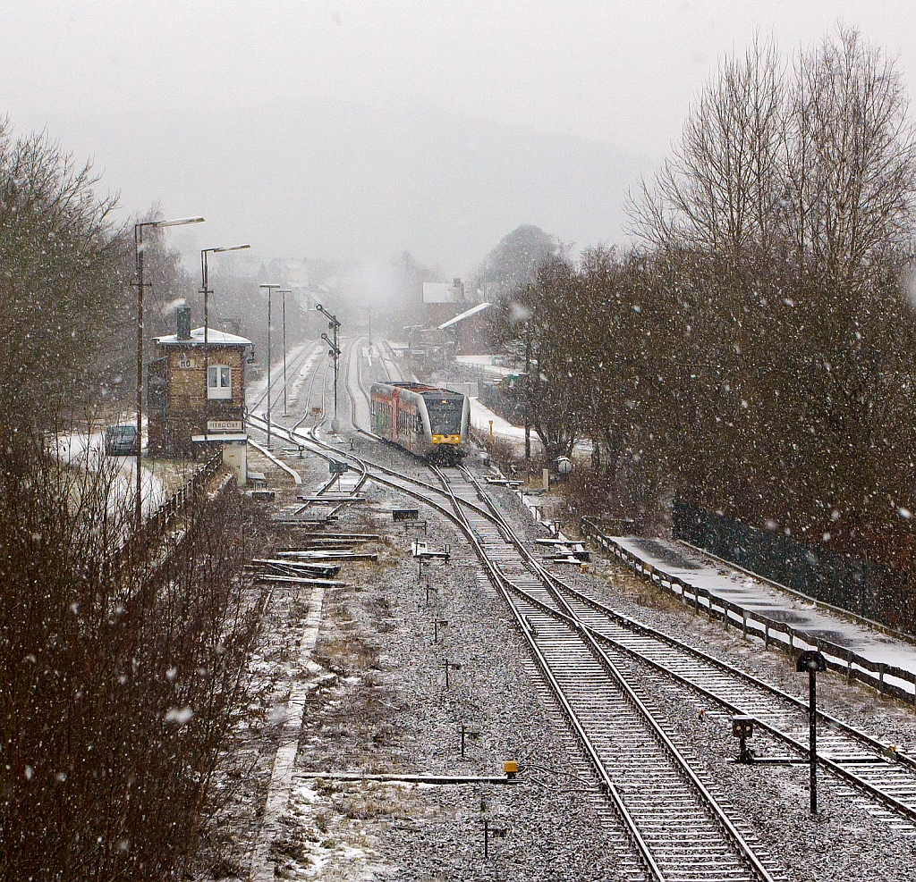 Bei Schneefall am 19.02.2013 f�hrt ein Stadler GTW 2/6 der Hellertalbahn von Herdof, als RB 96 - Hellertal-Bahn (Betzdorf-Herdorf-Neunkirchen-Haiger-Dillenburg), weiter in Richtung Dillenburg, hier passiert er gerade das Ausfahrtssignal und wechselt von Gleis 2 auf Gleis 1 (beim Stellwerk Herdorf Ost).