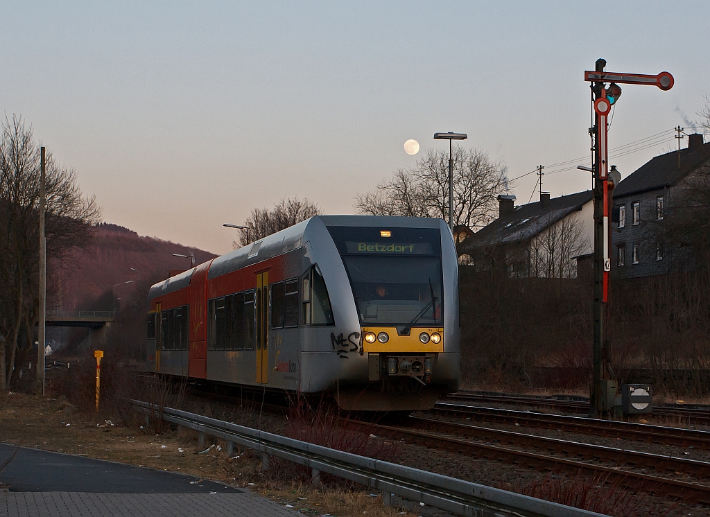 Beim letztem Licht und bei Vollmond: Ein GTW 2/6 der Hellertalbahn kommt am 06.02.2012 von Neunkirchen und f�hrt gleich in den Bahnhof Herdorf ein. Danach f�hrt er weiter in Richtung Betzdorf/Sieg, hier besteht dann Anschlu� an den RE 9 (Rhein-Sieg-Express). 