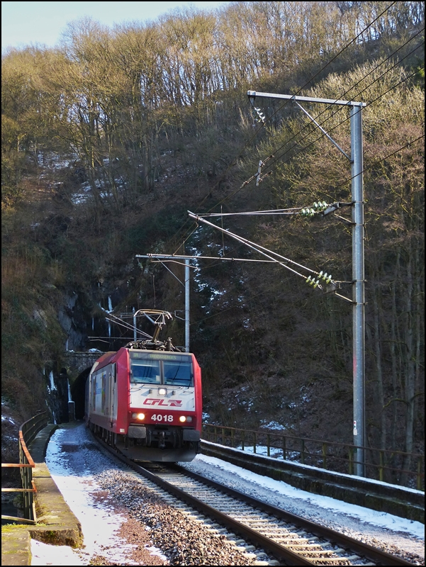 Beim Tunnel F�ischterhaff in Goebelsm�hle sah es am 18.02.2013 aber noch recht winterlich aus, als die 4018 den IR 3712 Luxembourg - Troisvierges �ber die Sauerbr�cke zog. (Jeanny) 