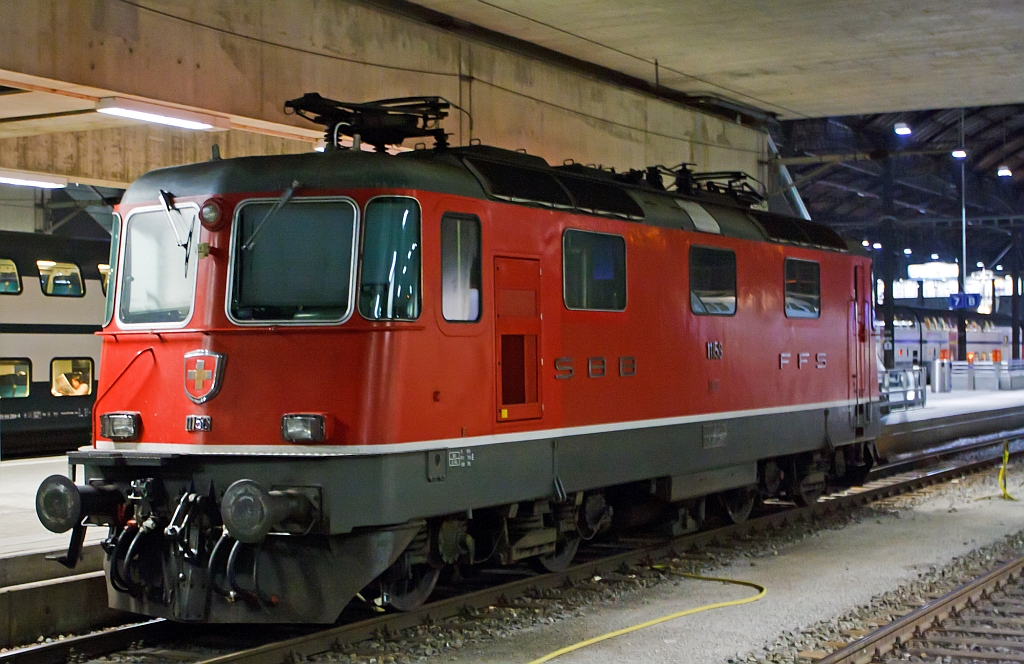 Bevor ich in hinten den IR 1951 nach Z�rich umsteige muss ich erst noch eine meiner Lieblingsloks ablichten: Die SBB Re 4/4  - 11156 (Re 420 156, aber nicht gel�ufig) ist am 29.09.2012 (1:08 Uhr) im Bahnhof Basel SBB abgestell. Diese Lok ist die erste aus der 2. Bauserie. Diese Bo'Bo' Universallokomotiven haben eine Leistung von 4700 kW (6320 PS) und eine H�chstgeschwindigkeit von 140 km/h, in der Schweiz ist nicht H�chstgeschwindigkeit  sondern Leistung das entscheidende.