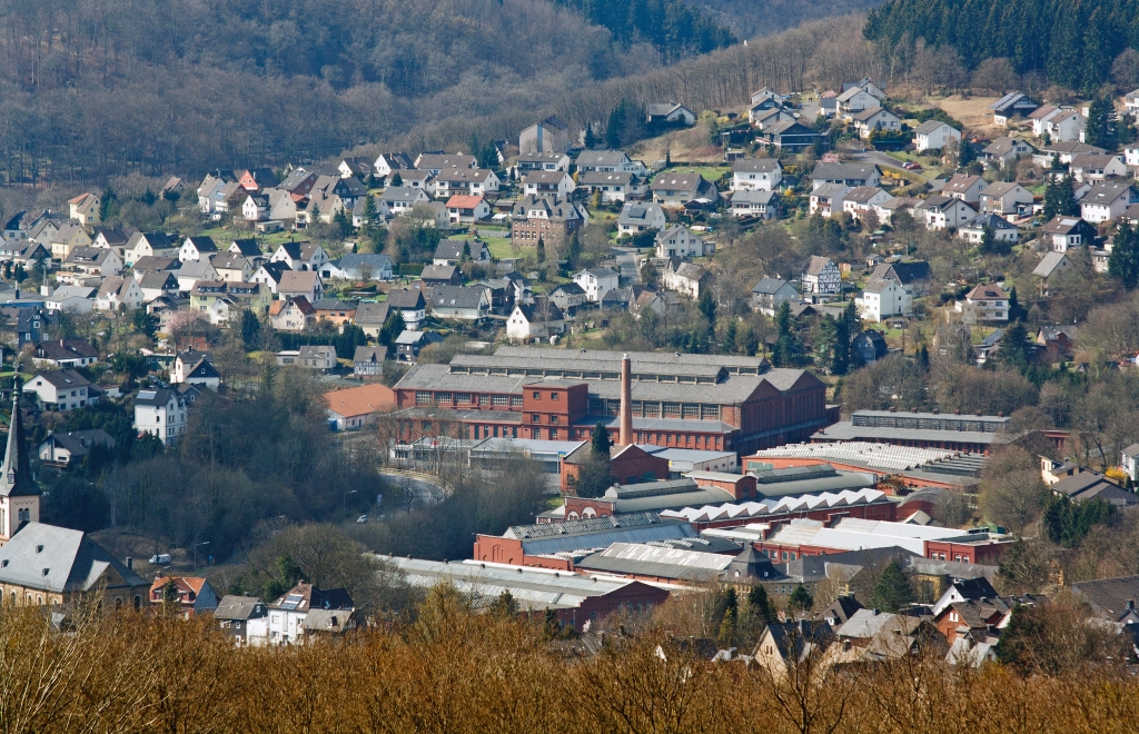 Blick auf die ehemalige Lokomotivfabrik Arnold Jung  Jungenthal, hier am 01.04.2012 vom Otto-Turm bei Kirchen-Heckersdorf. Die Produktion wurde am 30. September 1993 aufgegeben, das Werk geschlossen. Die letzte Lok (Nr. 12 143) wurde 1987 gebaut, eine Pressluftgubenlok Pz 45. Insgesamt wurden mehr als 12.000 Lokomotiven gefertigt – unter anderem 1959 mit der 23 105 die letzte �berhaupt an die DB gelieferte Neubaudampflok.