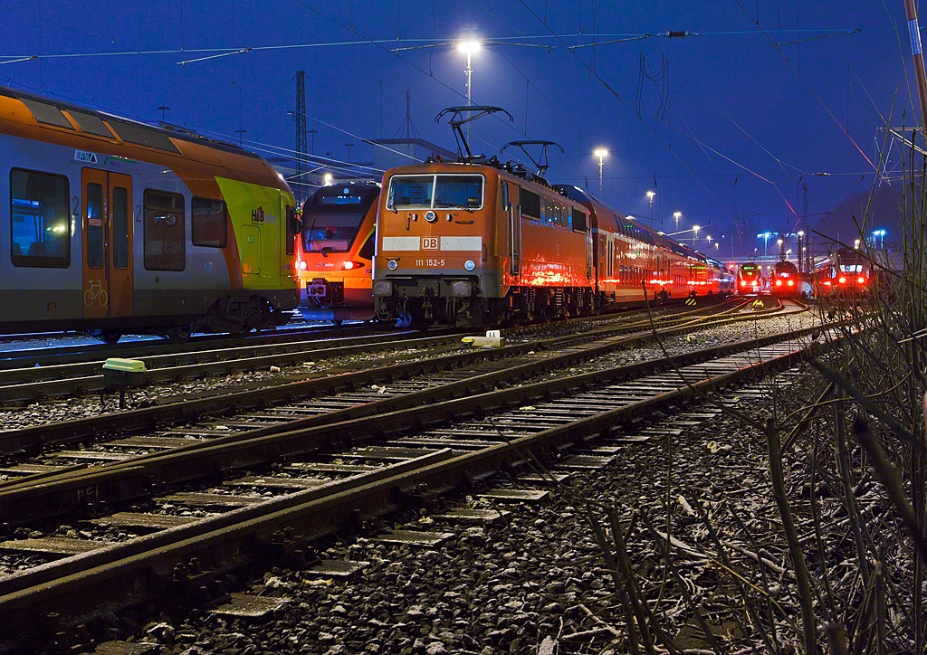 Blick auf den n�chtlichen Abstellbereich im Hbf Siegen am 21.03.2013 um 2:30 Uhr - im Vordergrund, eingerahmt von Flirts, die  111 152-2 mit Dosto´s von dem RE 9 rsx - Rhein-Sieg-Express.