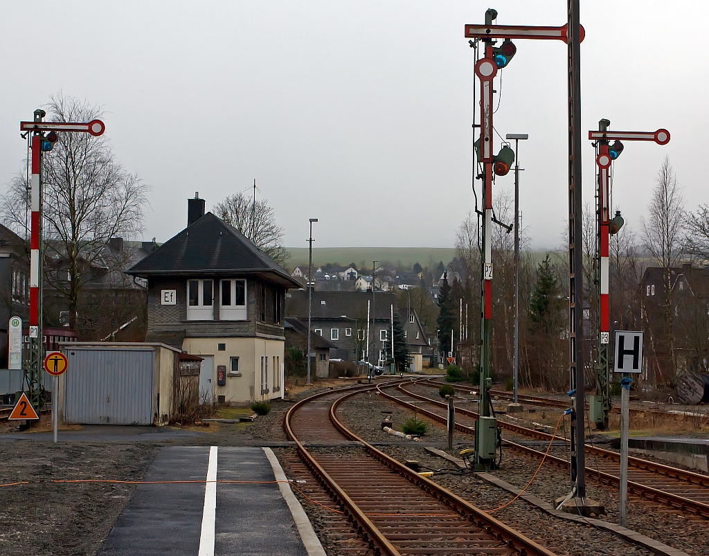 Blick vom Bahnhof Erndtebr�ck am 28.12.2011 in Richtung Kreuztal, und blick auf das Fahrdienstleiterstellwerk (Ef). Der Trennungsbahnhof liegt an Rothaarbahn (KBS 463) mit Abzeig zur Oberen Lahntalbahn (KBS 623).