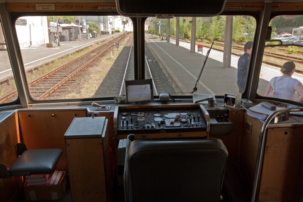 Blick vom Fahrgastraum zum Fahrersitz des VT 98 (798 818-1) am 08.05.2011 in Betzdorf/Sieg.