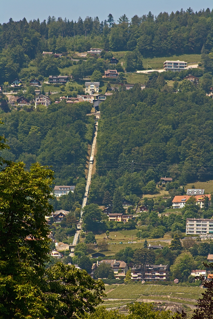 Blick vom Lac L�man (von der LA SUISSE) am 26.05.2012 auf Standseilbahn Vevey–Chardonne–Mont-P�lerin (VCP).


Die Standseilbahn wurde 1900 er�ffnet. Sie hat eine Streckenl�nge von 1580 Metern und �berwindet einen H�henunterschied von 415 Metern. Neben der Tal- und Bergstation hat sie noch drei Zwischenhaltestellen.


Die Standseilbahn wurde am 25. September 2009 nach l�ngerer Modernisierung, wobei auch die beiden Standseilbahnwagen einen neuen Aufbau erhielten, wieder in Betrieb genommen.