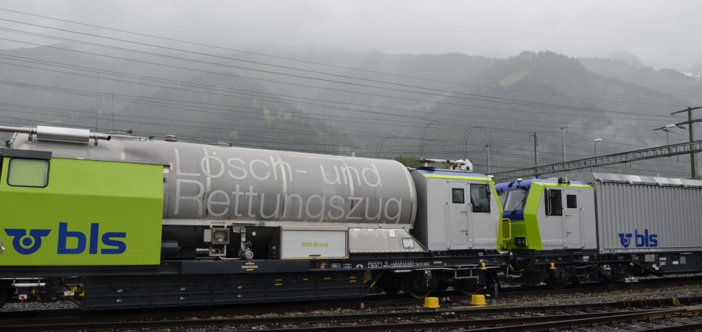 BLS Jubil�um 2013 in Frutigen (29.06.): Hier ein Teil des L�sch- und Rettungszuges der BLS. Die Wolken haben sich der grauen Farbe des Zuges angepasst...