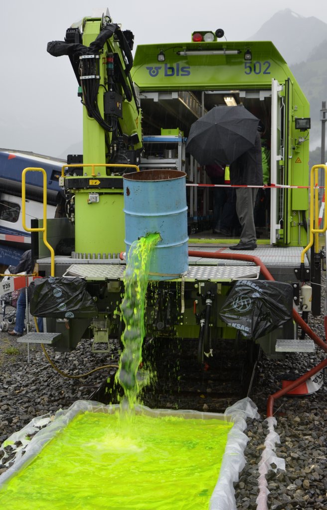 BLS-Jubil�um in Frutigen 2013 (29.06.): Demonstration einer Leckage mit BLS-farbiger Fl�ssigkeit. Das hat doch etwas!