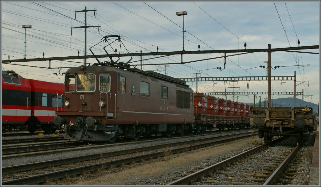 BLS Re 4/4 171  D�rlingen  in Del�mont. 
18. Okt. 2012