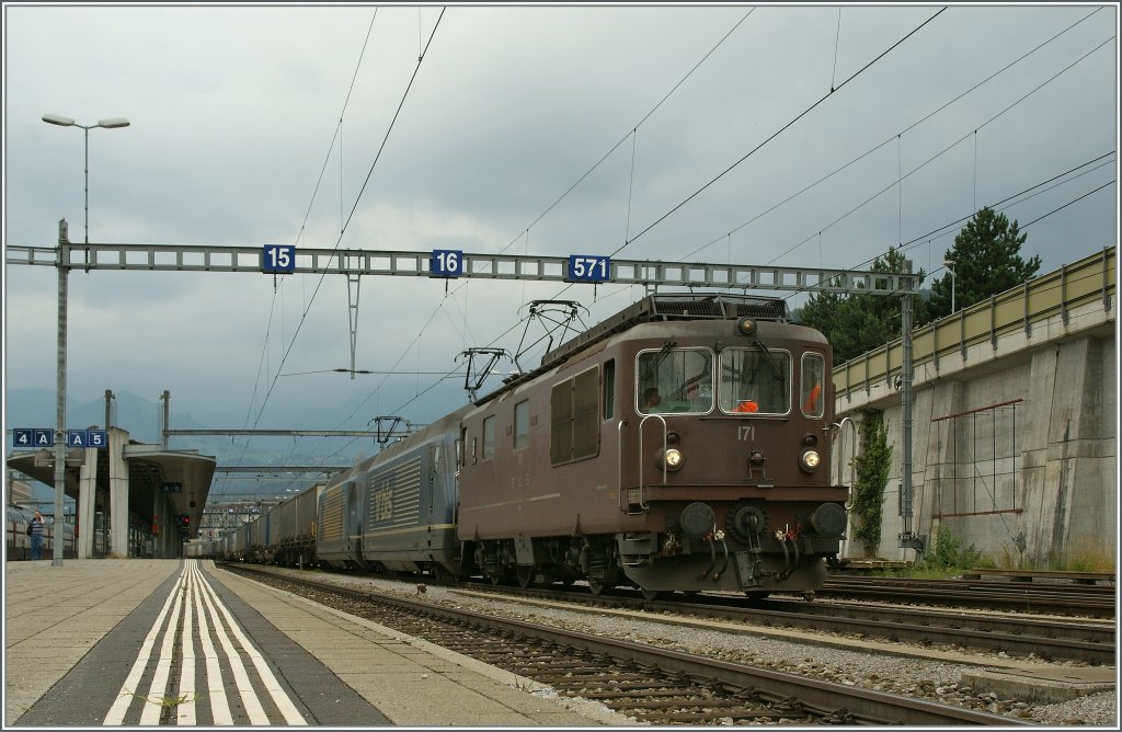 BLS Re 4/4 171 und zwei Re 465 mit einem G�terzug in Spiez am 29. Juni 2011. 