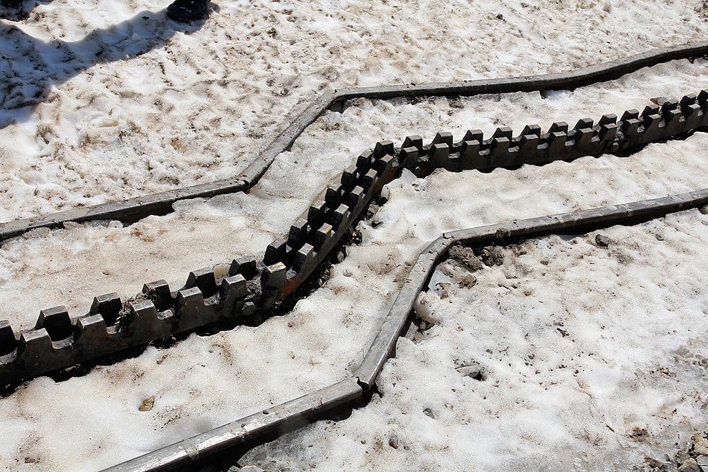 B�se �berraschung mit einem zerst�rten Gleisst�ck. Was doch Schneemassen alles verursachen k�nnen! 24. Mai 2012