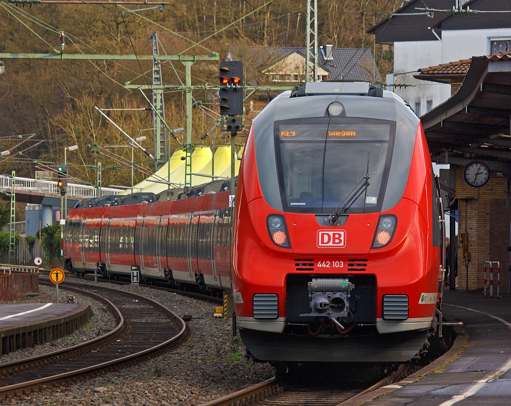 Bombardier Talent 2 - 442 302 (f�nfteilig) und 442 103 (dreiteilig) als RE 9 - Aachen - K�ln - Siegen (rsx – Rhein-Sieg-Express) beim Halt im  Bahnhof Betzdorf/Sieg.