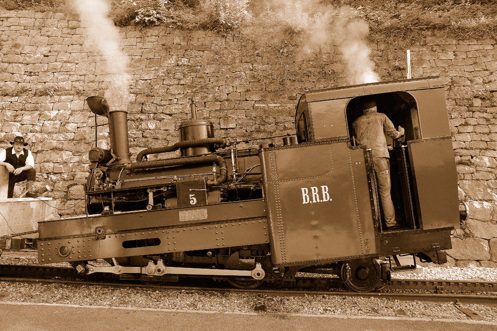 BRB Lok 5 in Brienz startklar f�r Schneebruch, Bild historisierend in Sepia. 24. Mai 2012