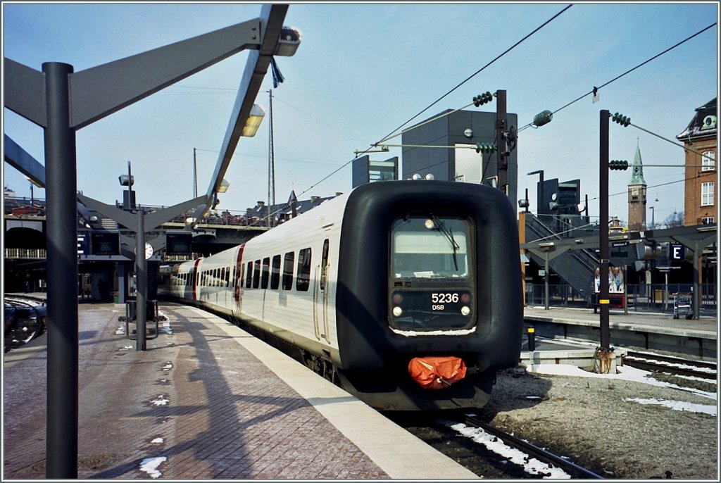 Da  Gumminasen  nicht gerade zu meine Lieblingsfahrzeugen geh�ren musst ich etliche Stockwerke in Archiv hinuntersteigen um doch noch ein paar Bilder dieser  Z�ge zu finden,  ich hoffe, sie tun der sonst so sch�ne Seite keine Schaden...
Die DSB Gumminase 5236 in Kobenhavn.
20. M�rz 2001