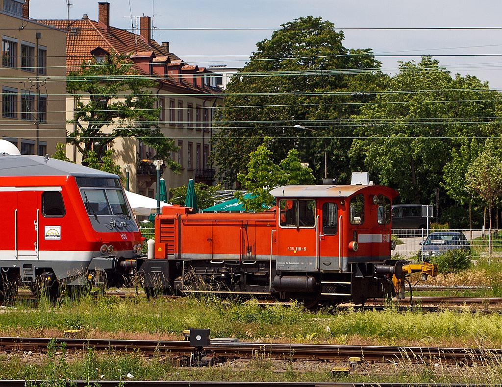 Da ist man fast in der Schweiz und dann kommt einem eine Jung-Lok vor die Linse: 335 118-6 am 25.05.2012 schiebt in Freiburg (Breisgau) einen Zug vom Hbf zum Depot. Die K�f III wurde 1973 bei Jung, Jungenthal (bei Kirchen a.d. Sieg) unter der Fabriknummer 14172 gebaut und als 333 118-8 an die DB geliefert. 1989 erfolgte ein Umbau (Ausr�stung mit Funkfernsteuerung) und die Umbezeichnung in 335 118-6.
