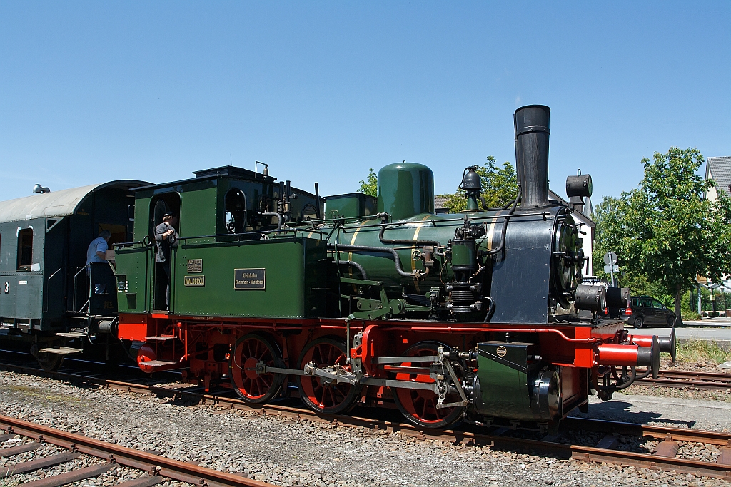 Dampflok „Waldbr�l“ des Eisenbahnmuseums Dieringhausen steht am 02.06.2011 im Bahnhof Wiehl. Die ehem. Lok der Kleinbahn Bielstein-Waldbr�l wurde 1914 unter Fabrik-Nr. 2243 bei Jung in Jungenthal b. Kirchen a.d. Sieg gebaut. Nach der Streckenstillegung (1966) war sie als Denkmal abgestellt und 42 Jahre kalt.