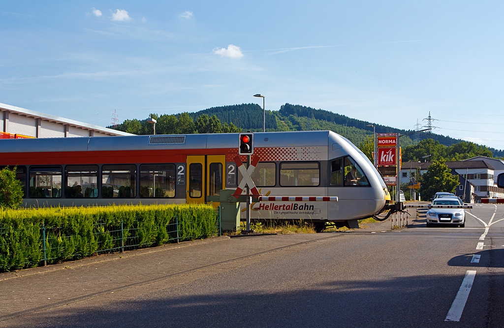 Dank meiner t�chtigen Kameraassistentin hatte ich die Kamera schnell zur Hand - Ein Stadler GTW 2/6 der Hellertalbahn f�hrt am 22.07.2013 nun vom Haltepunkt Gr�nebacher-H�tte weiter in Richtung der Endstation Betzdorf/Sieg. 