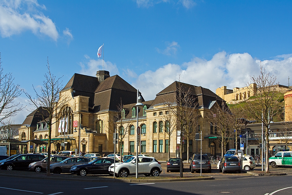 Das Empfangsgeb�ude vom Hauptbahnhof Koblenz am 13. 04.2013.

Oben rechts thront das Fort Gro�f�rst Konstantin im Stadtteil Karthause.

Der Centralbahnhof, wie seine offizielle Bezeichnung damals war, wurde am 1. Mai 1902 feierlich eingeweiht.