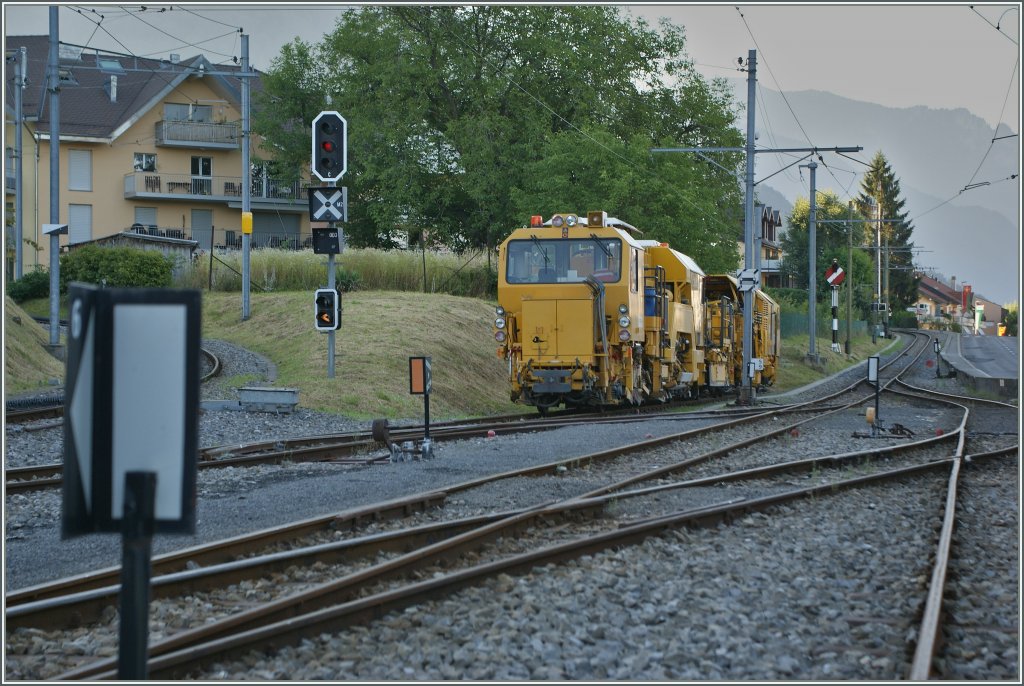 Das  gelbe Ding  welches am Abend des 5. und 6. Aug. 2013 SEV auf der CEV erfordert aus einem anderen Winkel.
Blonay, den 2. August 2013