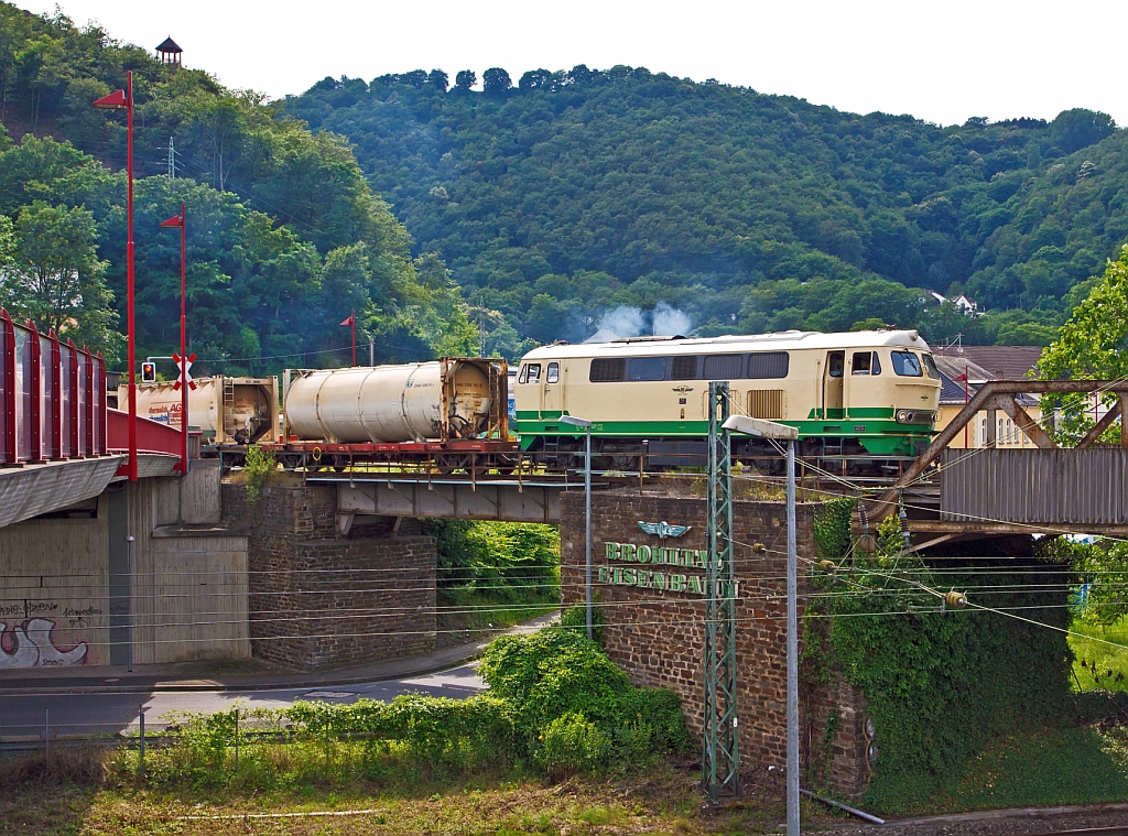 Das gibt es noch - Schmalspurg�terverkehr in Deutschland -  Die schmalspur (1000mm) Diesellok D5 (ex FEVE 1405) mit 3 Schmalspur-Containerwagen der Brohltal Eisenbahn erreichen am 04.07.2012 Brohl.
  
Erhalten blieb der Brohltalbahn im G�terverkehr auf der Schmalspur nur noch die Abfuhr von Phonolith vom Steinbruch Brenk, bei Streckenkilometer 15,79 (nicht per LKW zu erreichen) zum Brohler Rheinhafen. Hierf�r stehen neben den drei Dieselloks einige (von der FEVE) gebrauchte erworbene Flachwagen zur Verf�gung. Auf diese werden Container gestellt, die in Brenk beladen werden. Sie werden dann in Brohl Umladebahnhof f�r den Weitertransport per LKW abgeladen.
Phonolith zu deutsch Klingstein, ist ein seltenes Vulkangestein. Es wird zur Glasherstellung ben�tigt.

Schmalspurbahn mit G�terverkehr gibt es in Deutschland, neben der Brohltalbahn nur noch bei der Wangerooger Inselbahn und den Harzer Schmalspurbahnen.