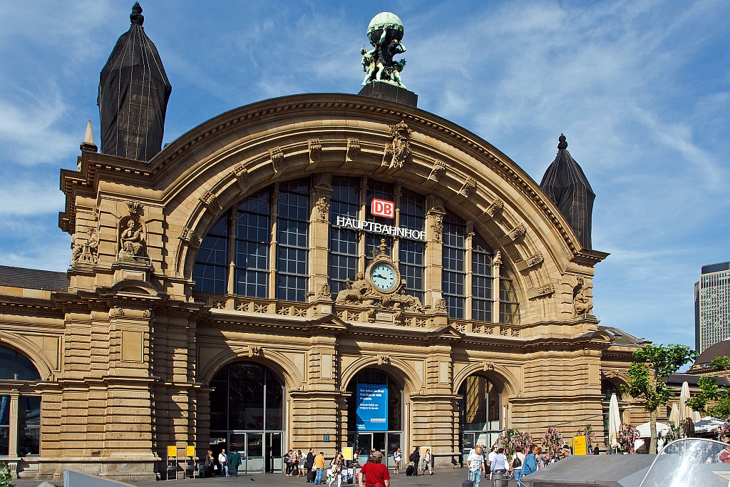 Das Hauptportal (Mittelst�ck) vom Hauptbahnhof Frankfurt am Main am 25.05.2012. Das Mittelst�ck im Neorenaissance Stil, ist noch aus dem Er�ffnungsjahr von 1888.
