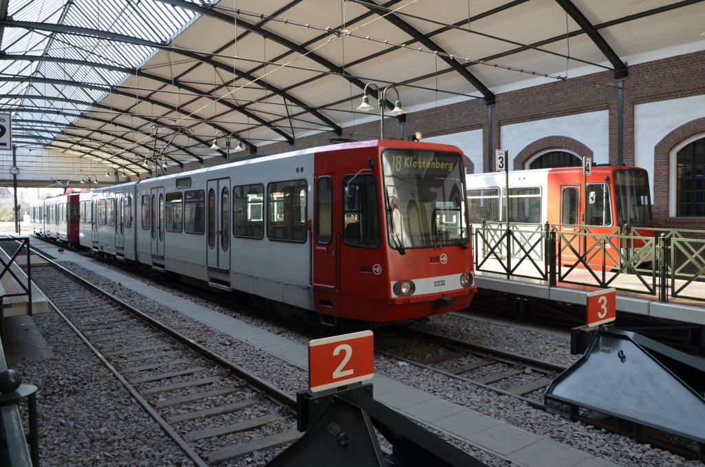Das Stra�enbahnmuseum befindet sich an der Endhaltestelle Thielenbruch der Stadtbahnlinien 3 und 18 in R�umlichkeiten des ehemaligen KVB-Betriebsbahnhofs Thielenbruch. Hier warten 2 Z�ge der Linie 18 auf die Abfahrt.
Die aus dem Jahre 1906 stammende Wagenhalle des ehemaligen Betriebshofes Thielenbruch wurde modernisiert und zu einer Haltestelle umgestaltet.
Das Stra�enbahn-Museum befindet sich nur wenige Schritte von der Haltestelle entfernt, in der 1926 errichteten zweiten Wagenhalle des Thielenbrucher Betriebshofs. (02.04.2013)