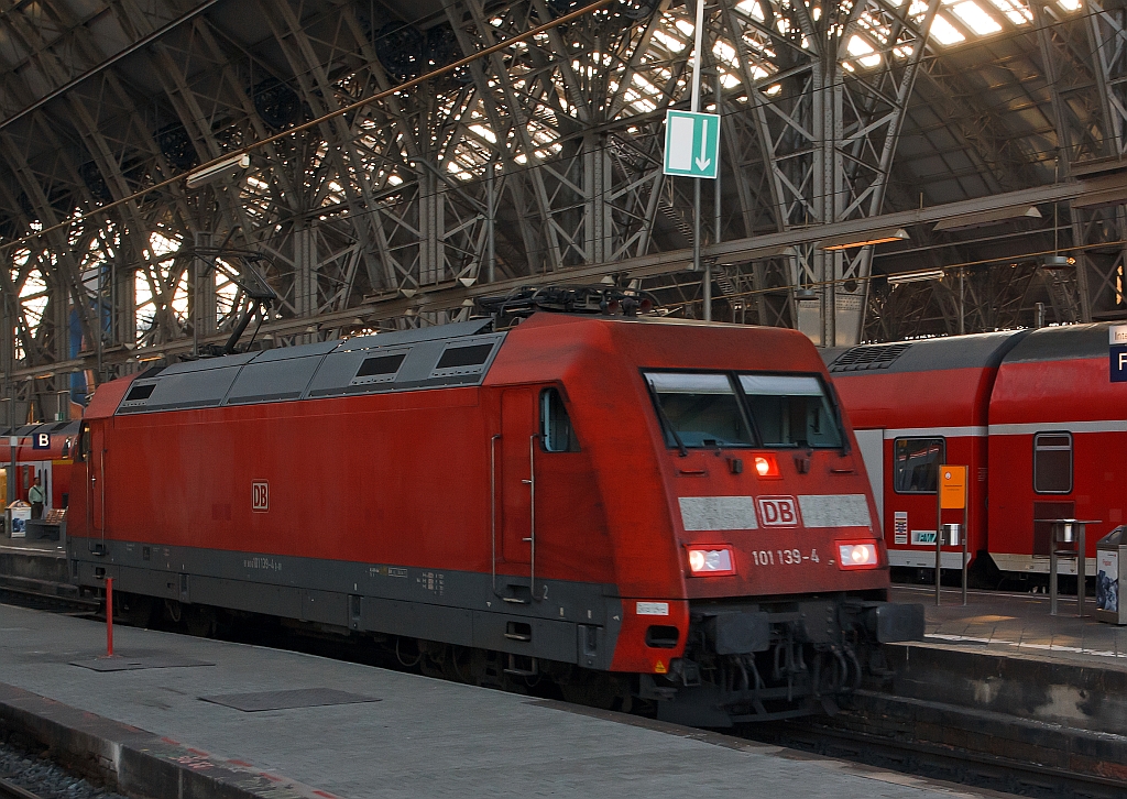 DB 101 139-4 verl�sst solo am 30.09.2011 den Hbf Frankfurt/Main.