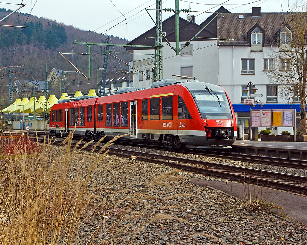 Der Alstom Coradia LINT 41 (Dieseltriebwagen) 648 705 / 205 der DreiL�nderBahn als RB 95 (Siegen - Betzdorf/Sieg) hat gerade die Sieg �berquert und f�hrt in den Bahnhof Betzdorf/Sieg am 28,03.2013 ein.