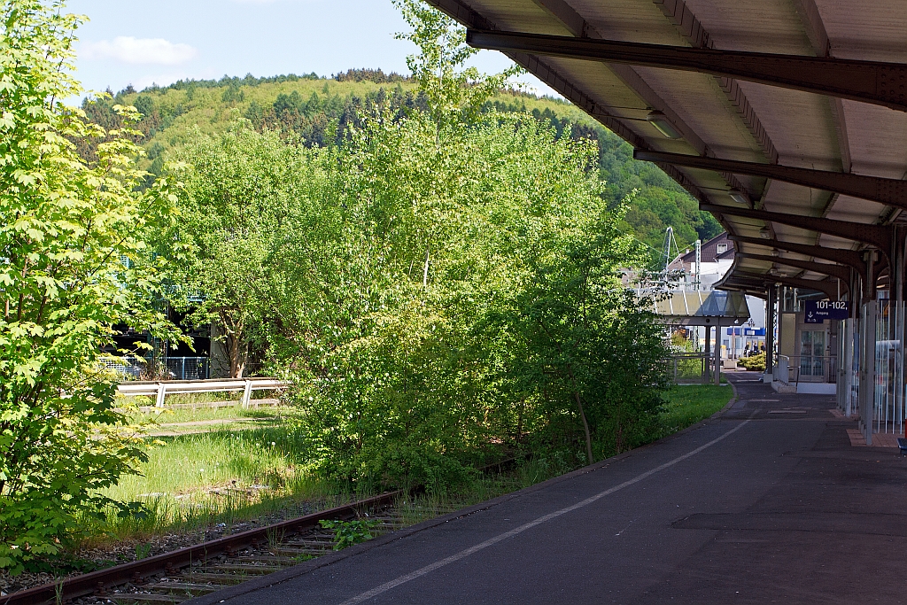 Der Bahnhof Betzdorf/Sieg am 13.05.2012. 
Noch wachsen junge B�ume in dem Gleis 107 und der Zugang zum Parkhaus geht dar�ber weg. Aber ab 2015 wird es das Gleis 107 wieder geben, dann h�lt dort die neue direkte Zugverbindung Altenkirchen/Ww - Betzdorf/Sieg - Siegen  - Uni Siegen - Bad Berleburg. Der Betzdorfer Bahnhof wird wohl wieder aufgewertet, und das ist gut so. Wollen wir alle hoffen dass die Schiene wieder attraktiver wird und der Raubbau an der Schiene aufh�rt.