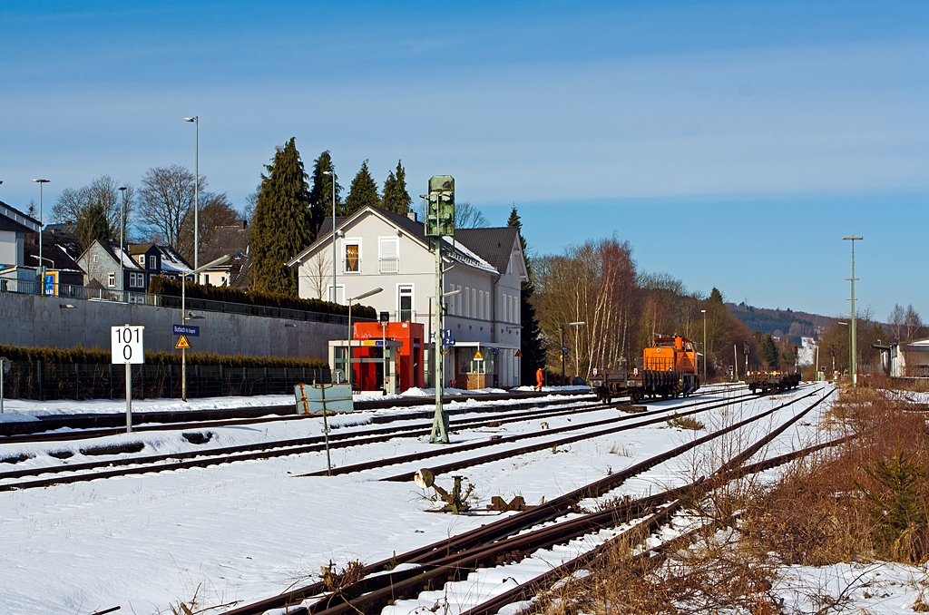 Der Bahnhof Burbach (Kreis Siegen) an der Hellertalbahn (KBS 462) bei km 101,0 am 18.03.2013, an diesem Bf. Ist auch ein Fahrdienstleiter Stellwerk (der Vorbau am Bahnhofsgeb�ude). 

Auf Gleis 2 steht die  Lok 42 (eine MaK 1700 BB) der KSW (Kreisbahn Siegen-Wittgenstein) mir einem leeren Res-Wagen zur Weiterfahrt nach Herdorf bereit.