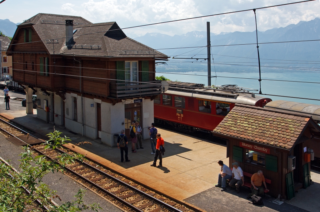 Der Bahnhof Chamby am 27.05.2012, vorne die Gleise der MOB (Montreux–Berner Oberland-Bahn) und hinten das Gleis der Museumsbahn Blonay–Chamby. Ganz links zwei hellertal.startbilder Fotografen, darum habe ich diesen erh�hten Standpunkt gew�hlt:-)