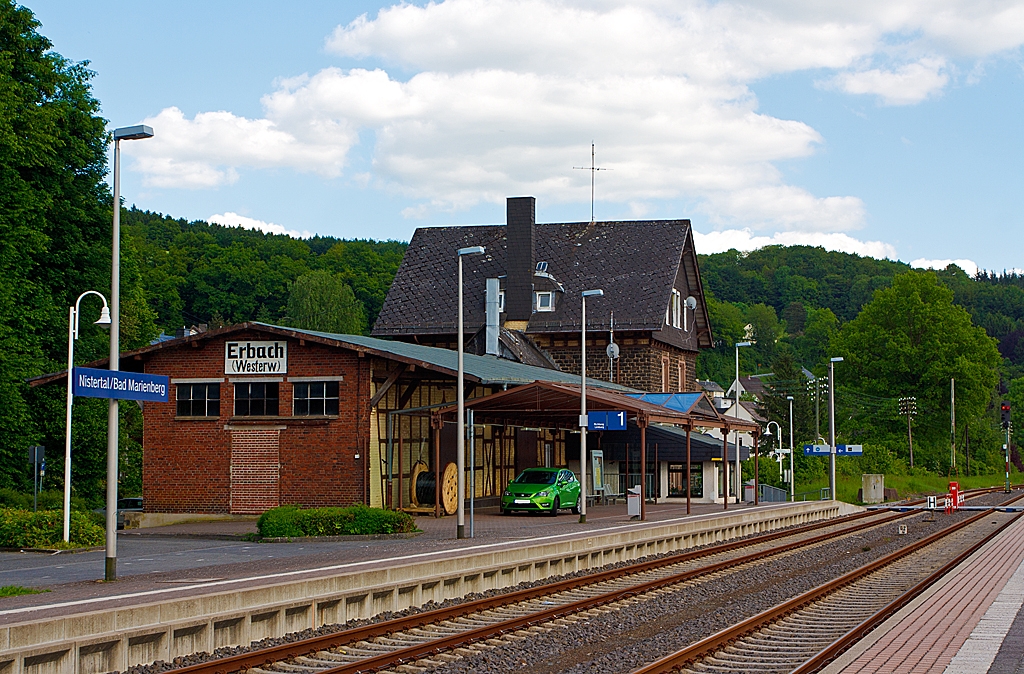 Der Bahnhof Nistertal / Bad Marienberg, alter Name Erbach/Westerwald (Erbach ist heute ein Stadtteil von Nistertal) hier am 04.06.2013. 

Das Geb�ude ist heute wohl noch im Besitz der DB, teilweise kann man R�ume anmieten.