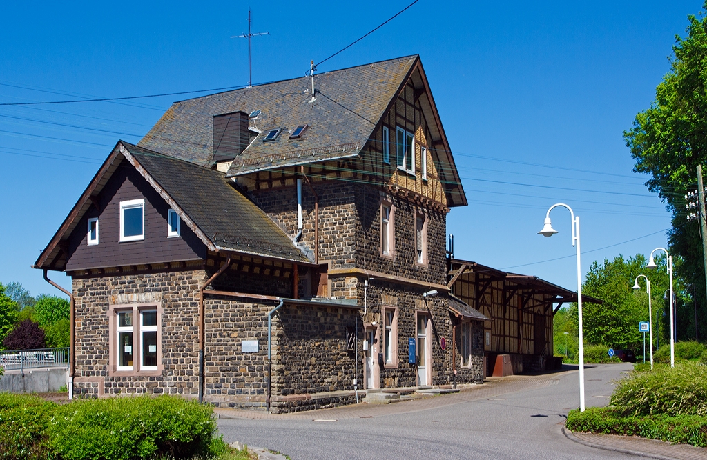 Der Bahnhof Nistertal / Bad Marienberg, alter Name Erbach/Westerwald (Erbach ist heute ein Stadtteil von Nistertal) hier am 19.05.2013 von der Stra�enseite aufgenommen.

Das Geb�ude ist heute wohl noch im Besitz der DB, teilweise kann man R�ume anmieten.