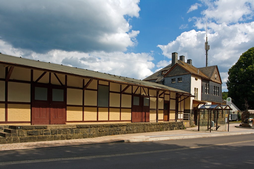 Der Bahnhof Rudersdorf (Kr. Siegen) an der KBS 445 (Dillstrecke), hier am 10.08.2013 von der Str�enseite.