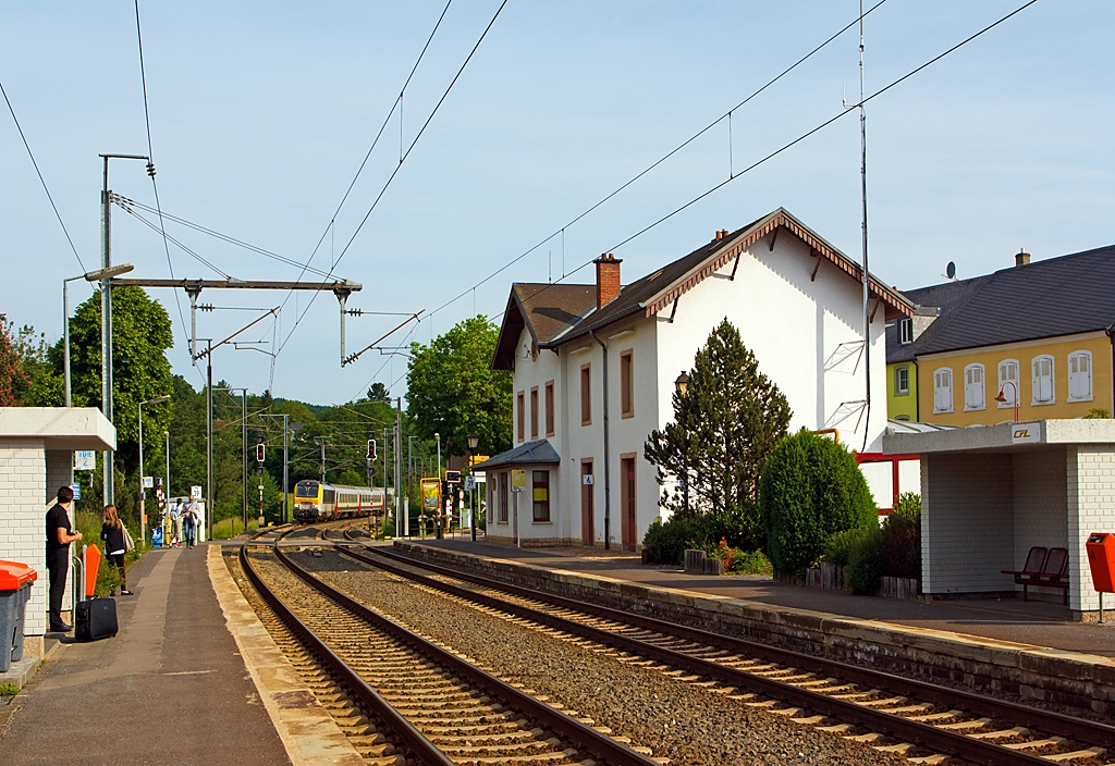 Der Bahnhof Wilwerwiltz an der Nordstrecke (Linie 10) am 17.06.2013

Hinten kommt die CFL 3005 mit IR 111, unser Zug nach Luxemburg.
