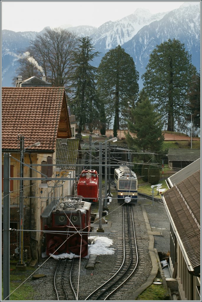 Der Blick auf den bergw�rts fahrende Rochers de Naye Zug ergibt auch die Gelegenheit einen fl�chten Blick ins Dep�t zu werfen.
Glion, den 23. Dez. 2012