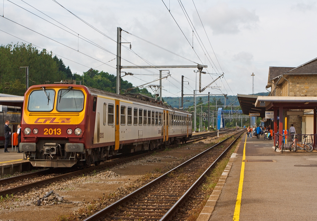 Der CFL Elektotriebwagen Z 2013 steht am 15.06.2013 im Bahnhof Ettelbr�ck als RB 3208 (Luxembourg - Wiltz) zur Abfahrt nach Wiltz bereit.