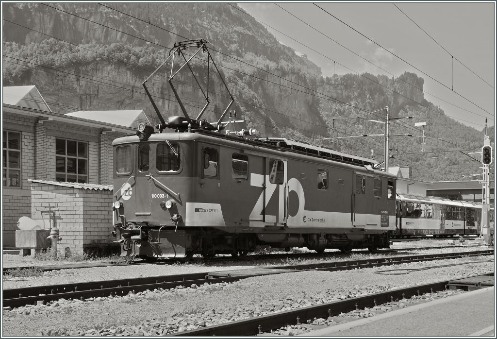 Der De 110 003-1 in Meiringen.
Trotzt der Adler, werden weiterhin zwei De 110 f�r den nur noch zweist�ndigen IR Umlauf mit den Wagenkomposition ben�tigt, da um die Mittagszeit ein Adler aus dem Takt f�llt.
5. Juni 2013