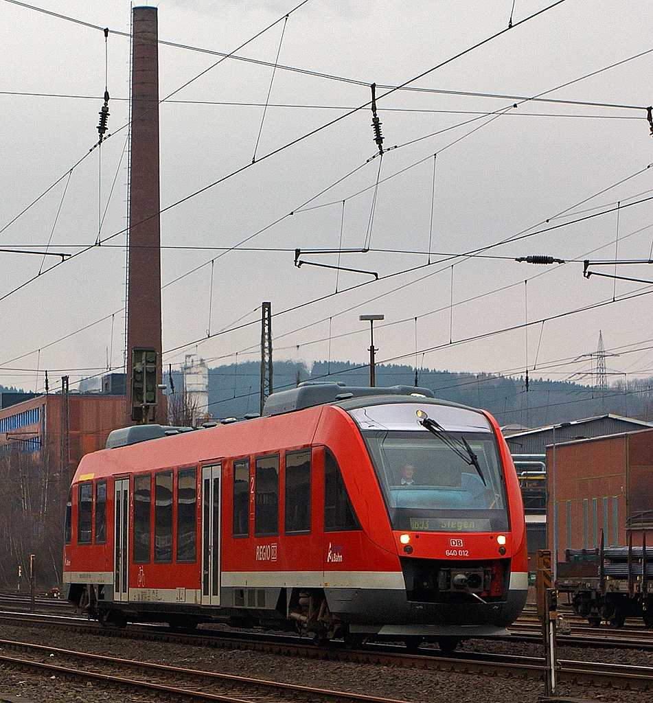 Der Dieseltriebwagen 640 012 (ein Alstom Coradia LINT 27) der 3-L�nder-Bahn als RB 93 (Rothaarbahn) Bad Berleburg - Kreuztal - Siegen Hbf, hat am 03.03.2013 den Bf Siegen-Geisweid verlassen und f�hrt nun weiter in Richtung Siegen Hbf.

Der LINT (Leichter Innovativer Nahverkehrstriebwagen) war eine Entwicklung von Linke-Hofmann-Busch (LHB) in Salzgitter. Diese wurde 1994/1995 vom franz�sischen GEC-Alstom-Konzern �bernommen, wo der LINT innerhalb der CORADIA-Familie vermarktet wird, wobei sie immer noch in Salzgitter gebaut werden.

Dieser einteilige VT wird von einem MTU 6R183TD13H Dieselmotor mit 315 kW (428 PS) Leistung �ber Kardanwelle und Achsgetriebe angetrieben.

�brigens die Typenbezeichnung 27 stammt von der gerundeten L�nge von 27,21 m.

Weitere Technische Daten:
Achsfolge:  B’2’
Eigengewicht: 41 t
L�nge �ber Kupplung: 27.210 mm
H�chstgeschwindigkeit: 120 km/h
