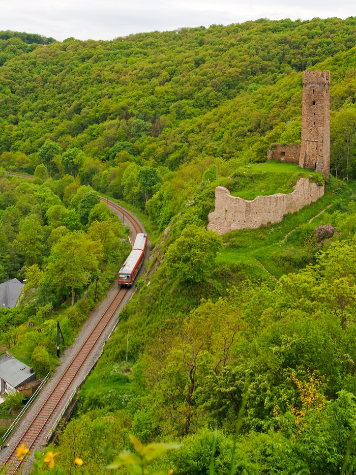 Der Dieseltriebzug 628 305 / 629 305 der DB Regio f�hrt am 19.05.2013 als RB 92 (Pellenz-Eifel-Bahn) Andernach – Mayen – Kaisersesch auf der KBS 478 (Eifelquerbahn), hier kurz hinter dem Monreal-Tunnel (185 m), rechts die Ruine der Philippsburg. 
Der Steuerwagen des Triebzuges ist nachtr�glich f�r solche steigungsreiche Strecken (wie diese) motorisiert worden.
