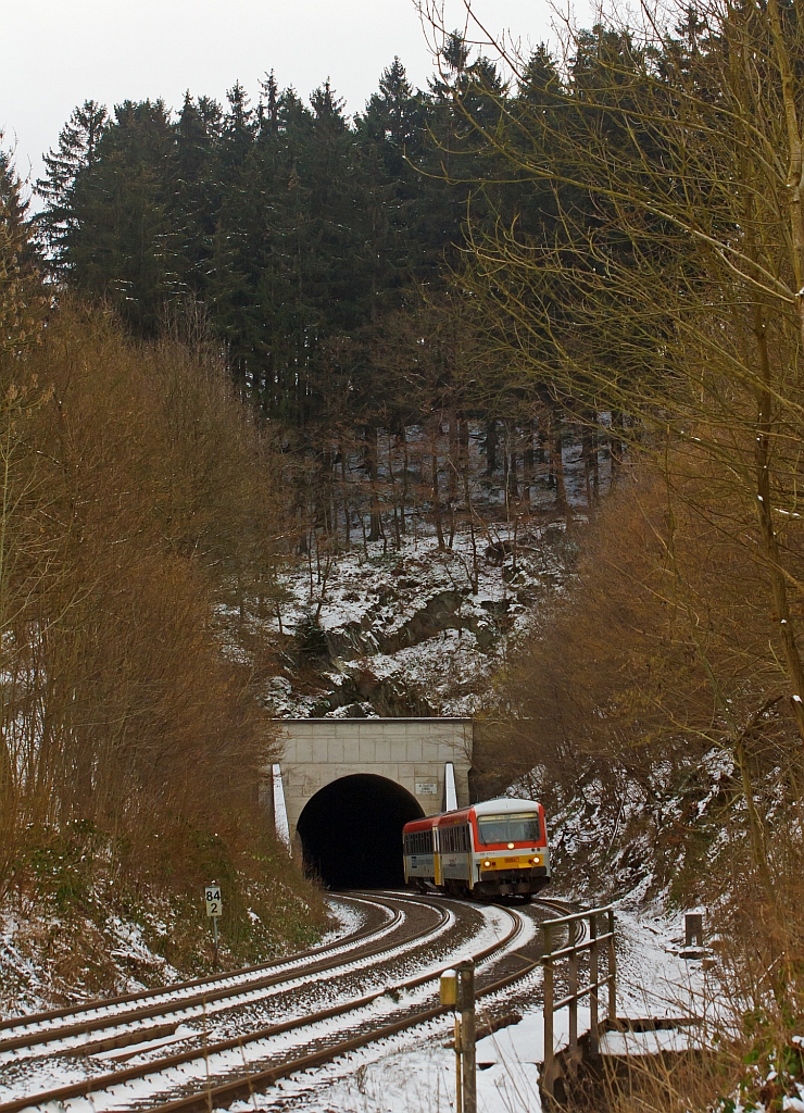 Der Dieseltriebzug 928 677-4 / 628 677-7 Daadetalbahn der Westerwaldbahn (WEBA) hat am 19.01.2013 gerade den Alsdorfertunnel verlassen. Er f�hrt die Strecke Daaden-Betzdorf, auf der KBS 463 (Daadetalbahn), n�chster Halt ist Betzdorf/Sieg. Rechts verl�uft die Hellertalbahn (KBS 462) �ber Herdorf nach Haiger.