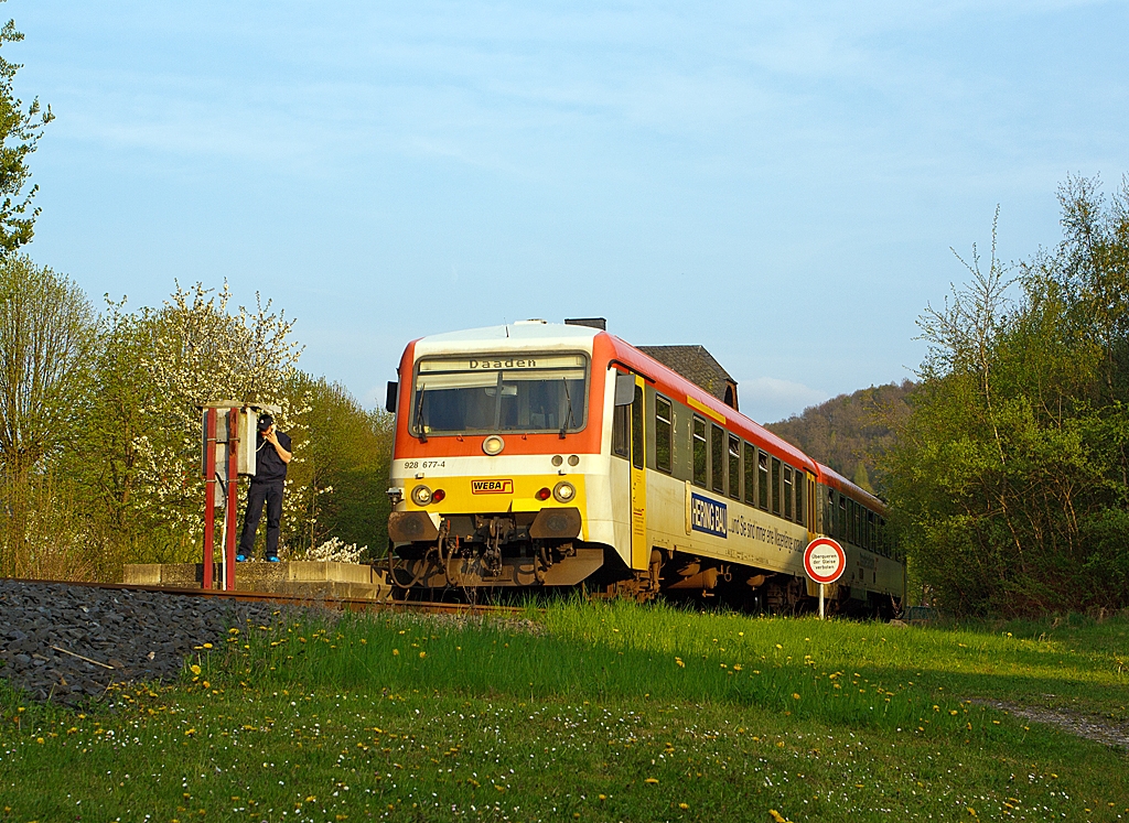 Der Dieseltriebzug 928 677-4 / 628 677-7 Daadetalbahn der Westerwaldbahn (WEBA) steht am 02.05.2013 am Bahnhof Daaden zur Abfahrt nach Betzdorf/Sieg bereit. 

Der Tf melde gerade die Abfahrbereitschaft, hier auf der KBS 463 (Daadetalbahn) gibt es keinen Zugfunk.
