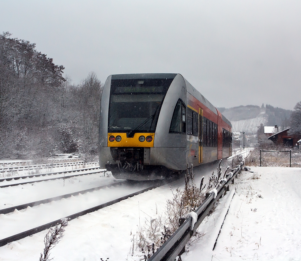 Der erste Schnee, halt nur einen Tag: GTW 2/6 der Hellertalbahn kommt am 20.12.2011 von Neunkirchen und f�hrt bei leichtem Schneefall, gleich in den Bahnhof Herdorf ein, danach geht es weiter in Richtung Betzdorf.