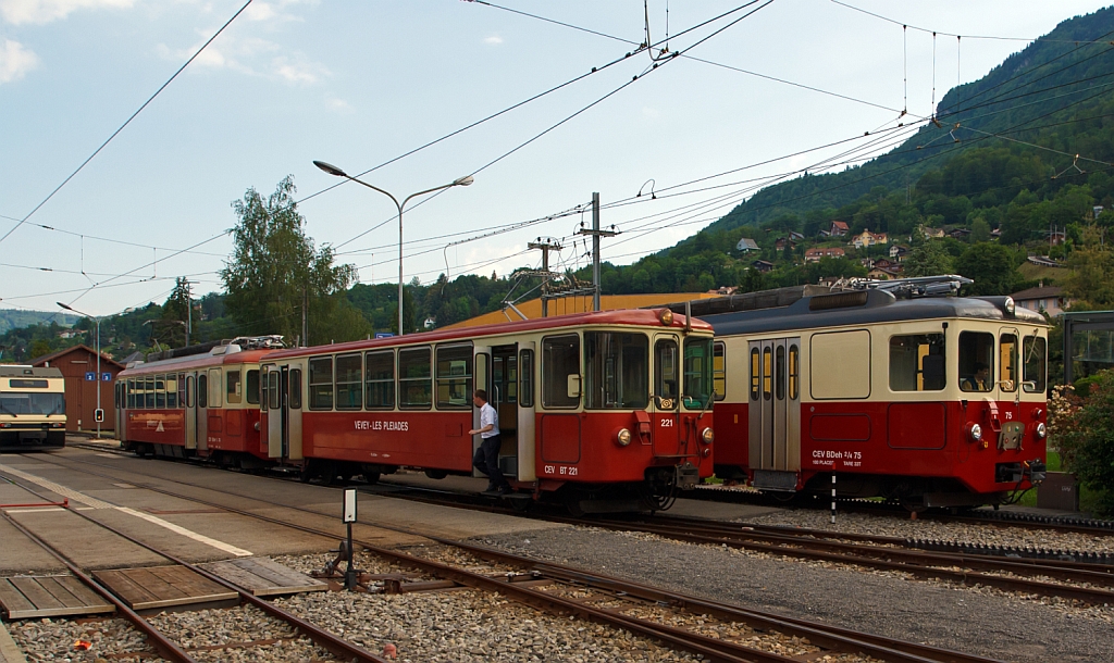 Der Gep�cktriebwagen BDeh 2/4 Nr. 74 mit Steuerwagen BT 221 der MVR (Transports Montreux–Vevey–Riviera) ex CEV (Chemins de fer �lectriques Veveysans) ist am 27.05.2012 in Blonay abgestellt, dahinter kommt gerade der BDeh 2/4 Nr. 75 vom Les Pleiades hinab.